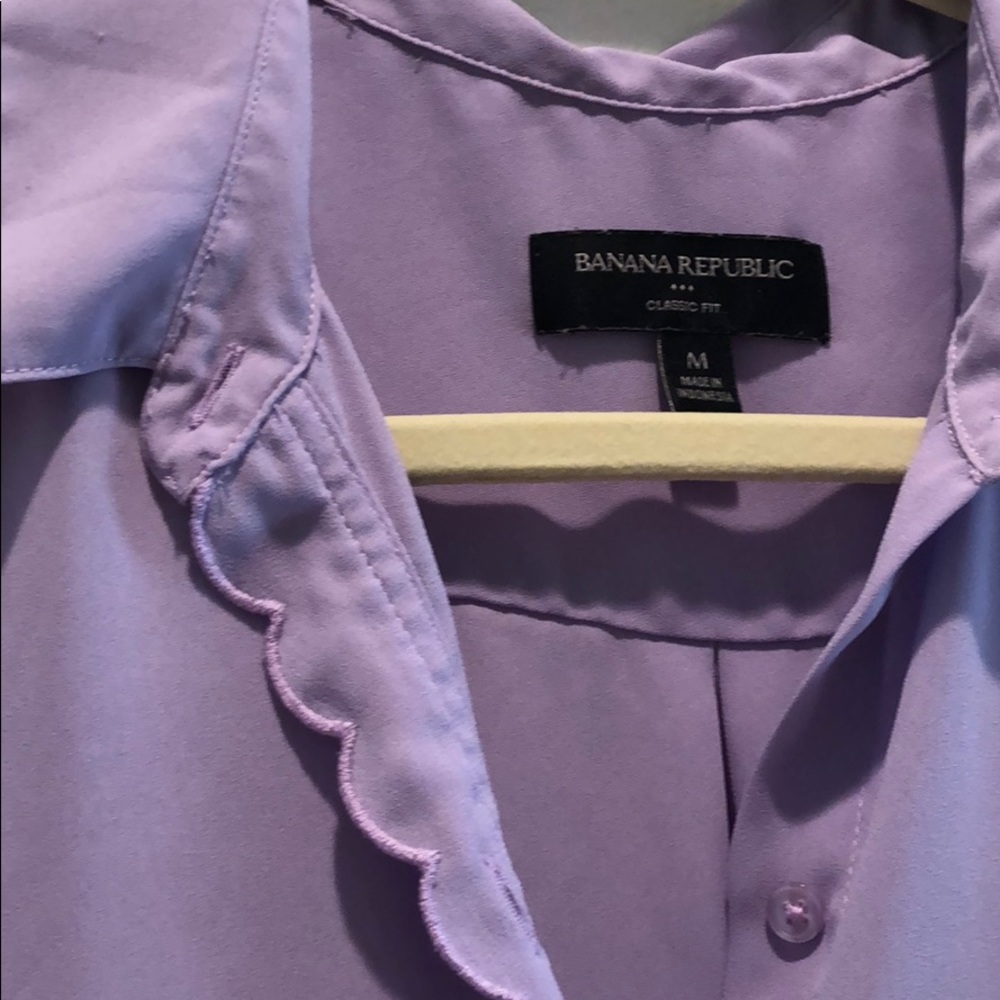 3/$30 🔥 Banana Republic lavender scalloped top